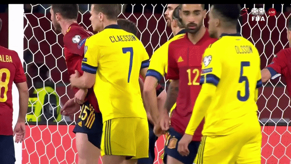 Tức giận vì Thụy Điển không được vào thẳng VCK World Cup 2022, Ibrahimovic huých ngã Azpilicueta nhưng thoát án phạt từ trọng tài - Ảnh 1.