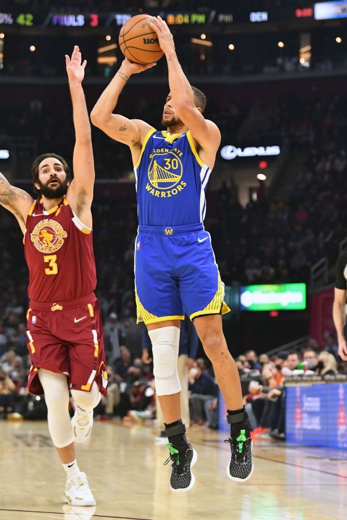 Stephen Curry tiếp tục tăng nhiệt, đưa cả đội lội ngược dòng cảm xúc ngay trên sân Cleveland Cavaliers - Ảnh 1.
