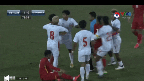 Đánh thẳng mặt Hoàng Anh của U23 Việt Nam, cầu thủ U23 Myamar phải nhận thẻ đỏ - Ảnh 1.