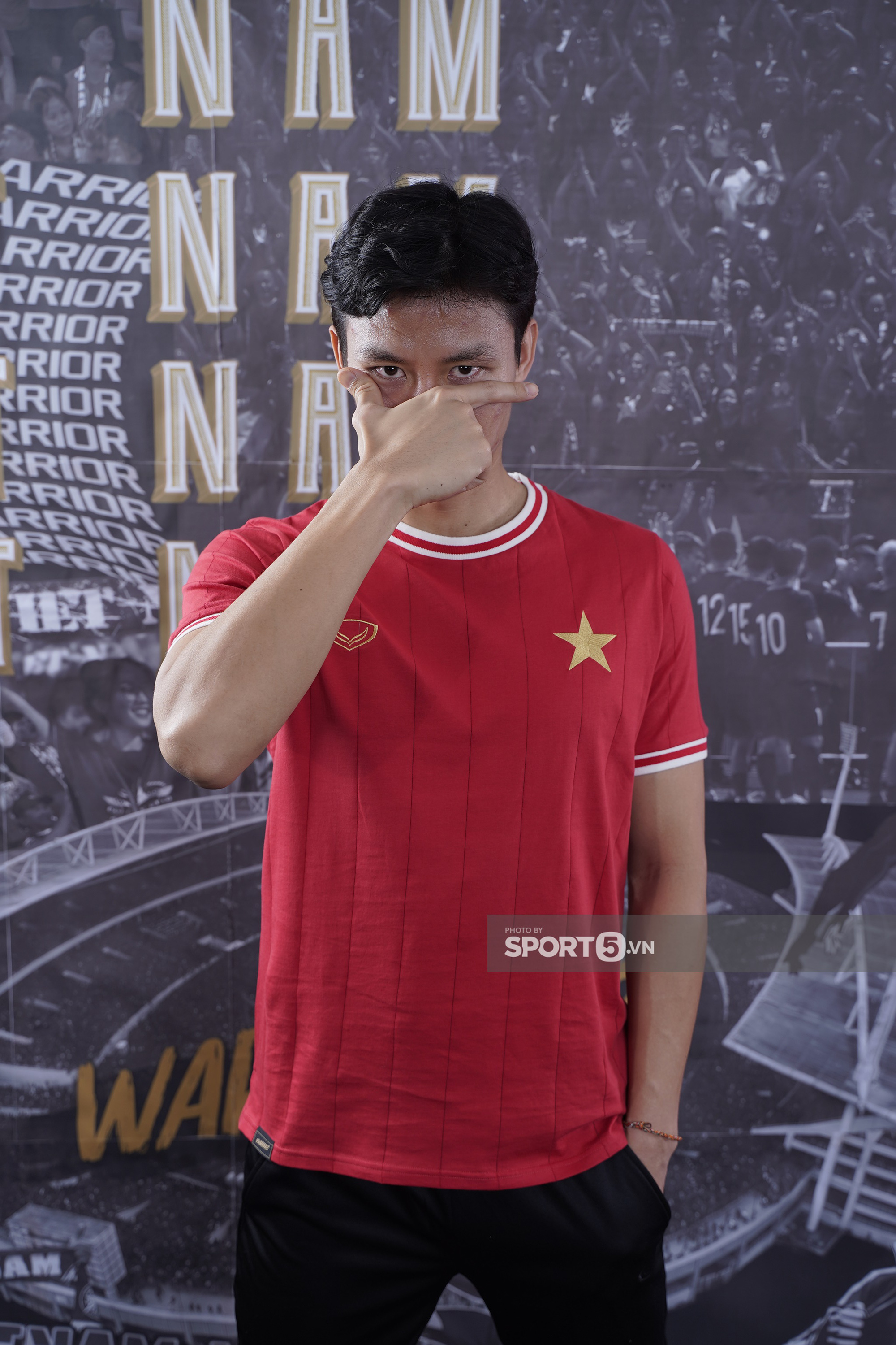 Đức Huy tạo dáng điệu đà, Hải Quế ngầu đét khi chụp ảnh mẫu áo đặc biệt cho fan tuyển Việt Nam - Ảnh 4.