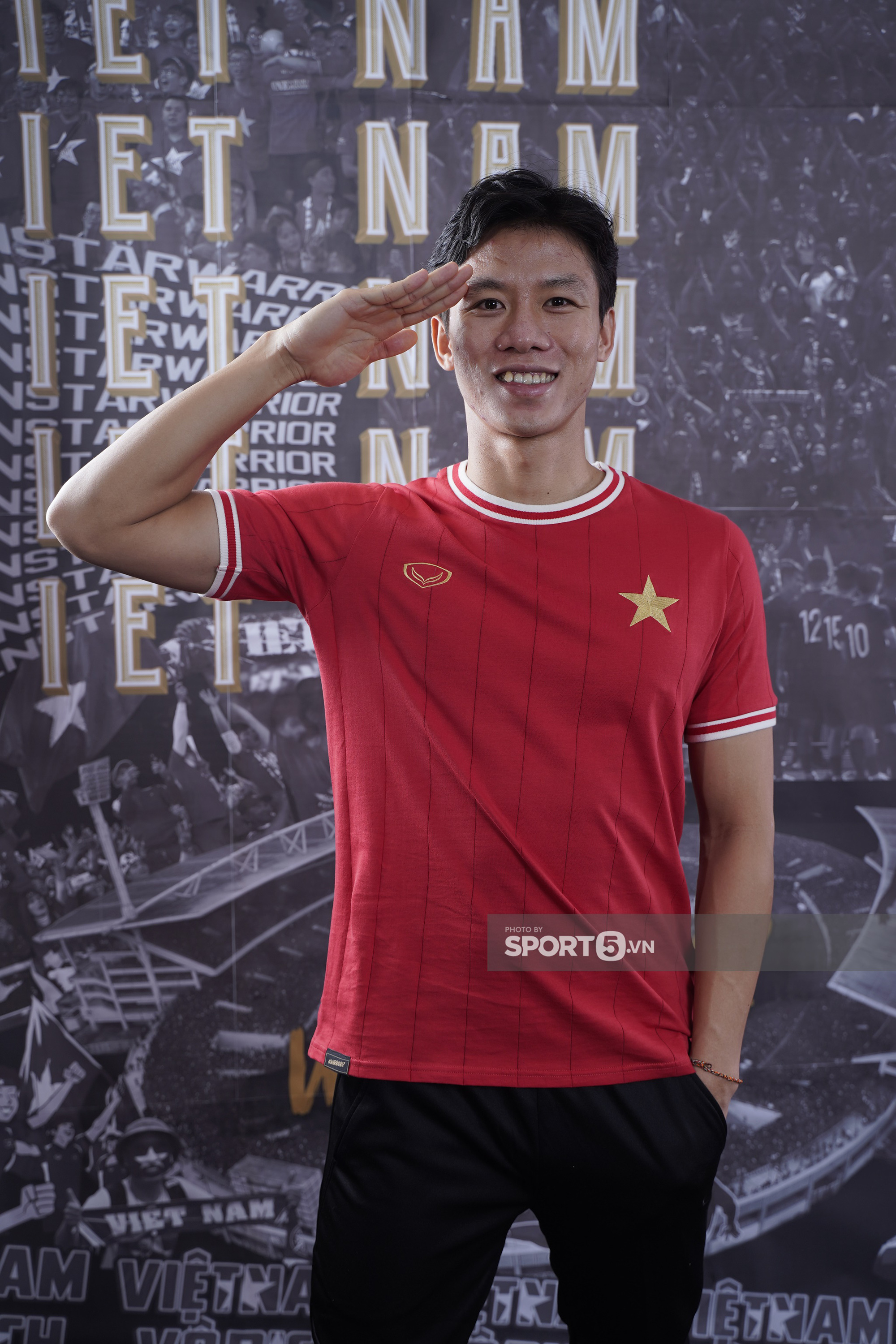 Đức Huy tạo dáng điệu đà, Hải Quế ngầu đét khi chụp ảnh mẫu áo đặc biệt cho fan tuyển Việt Nam - Ảnh 3.