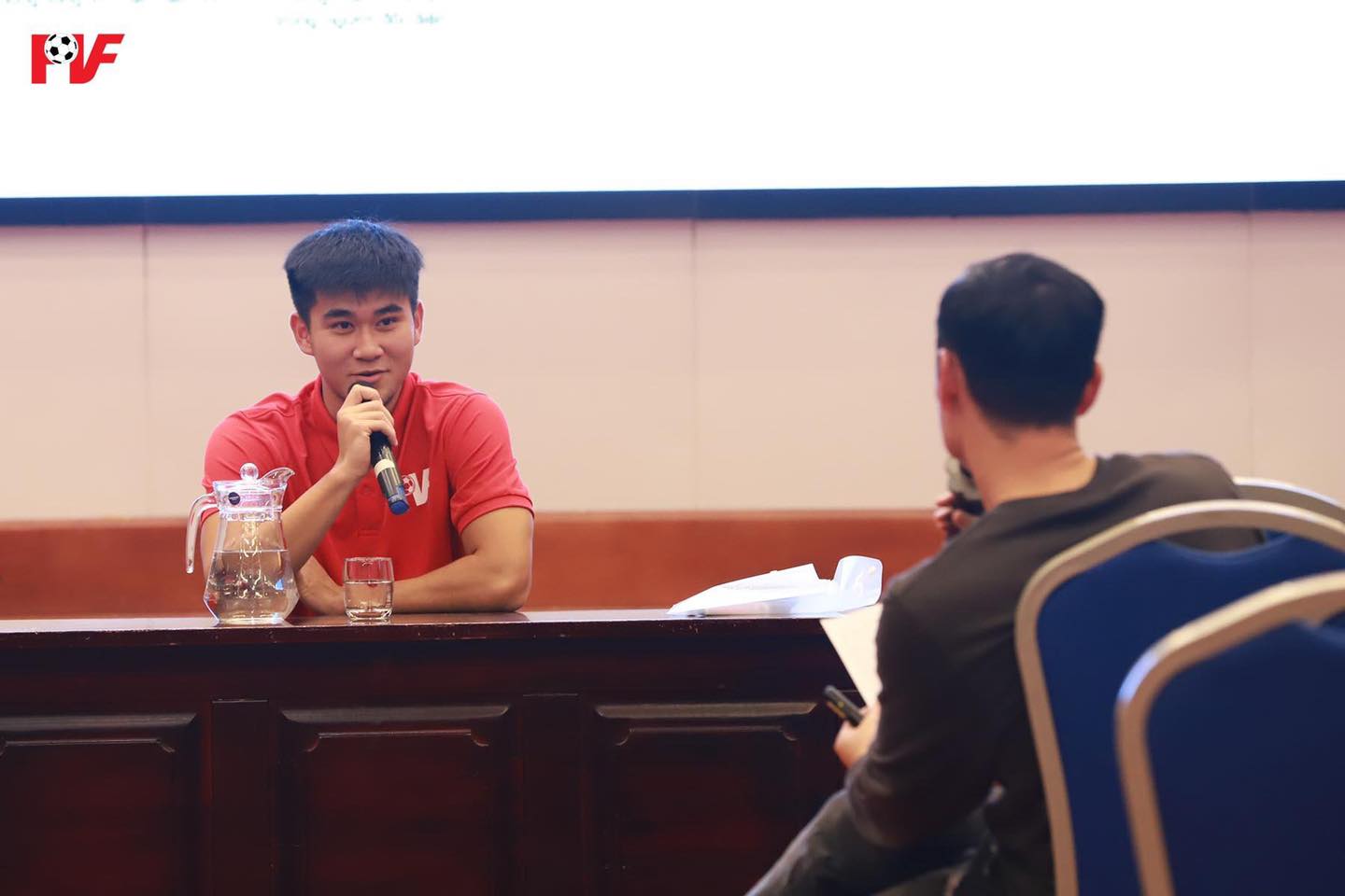 Cầu thủ trẻ Việt Nam được học cách trả lời phỏng vấn, sử dụng mạng xã hội - Ảnh 2.