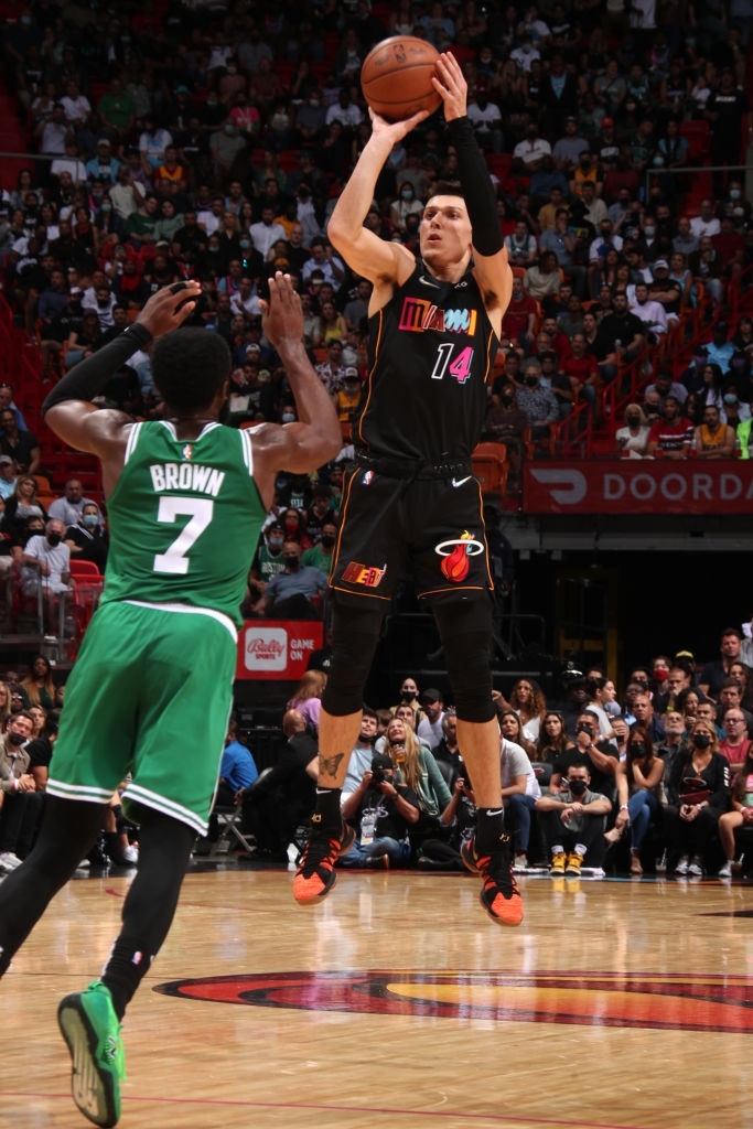 Boston Celtics phá hỏng ngày ra mắt áo mới của Miami Heat trong trận cầu “thảm hoạ” - Ảnh 2.