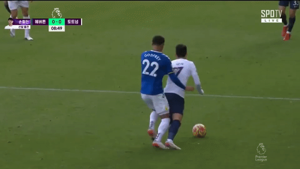 Sao Everton không nhận thẻ dù đạp thẳng mạng sườn Son Heung-min - Ảnh 1.