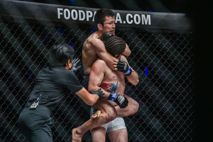 Huyền thoại MMA châu Á Shinya Aoki lao lên sàn đấu tấn công võ sĩ đàn em - Ảnh 4.