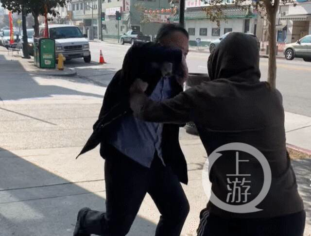 Tiến sĩ người Trung Quốc sử dụng kungfu để tước súng của kẻ cướp vũ trang - Ảnh 2.