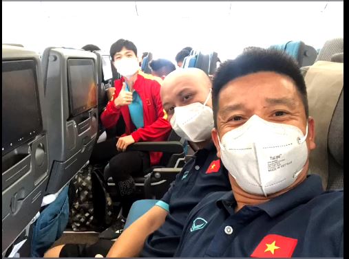 Tuyển Việt Nam trên máy bay sang Singapore: Tiến Dũng tựa đầu Đình Trọng, Xuân Mạnh nhận lời chúc từ bà xã - Ảnh 6.