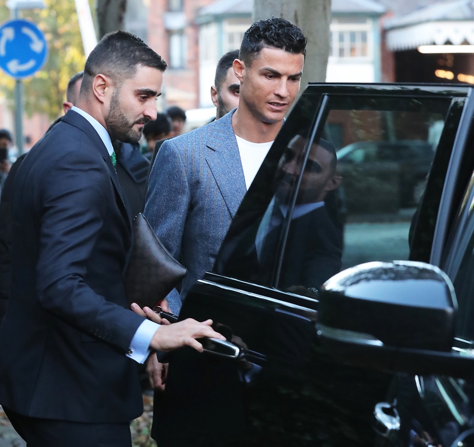 Cặp vệ sĩ đặc biệt của Ronaldo bị điều tra vi phạm pháp luật
