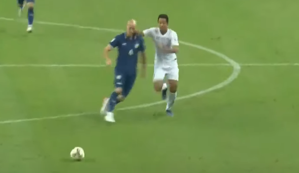 Cầu thủ Myanmar thoát thẻ sau khi đánh thẳng vào mặt hậu vệ tuyển Thái Lan - Ảnh 1.