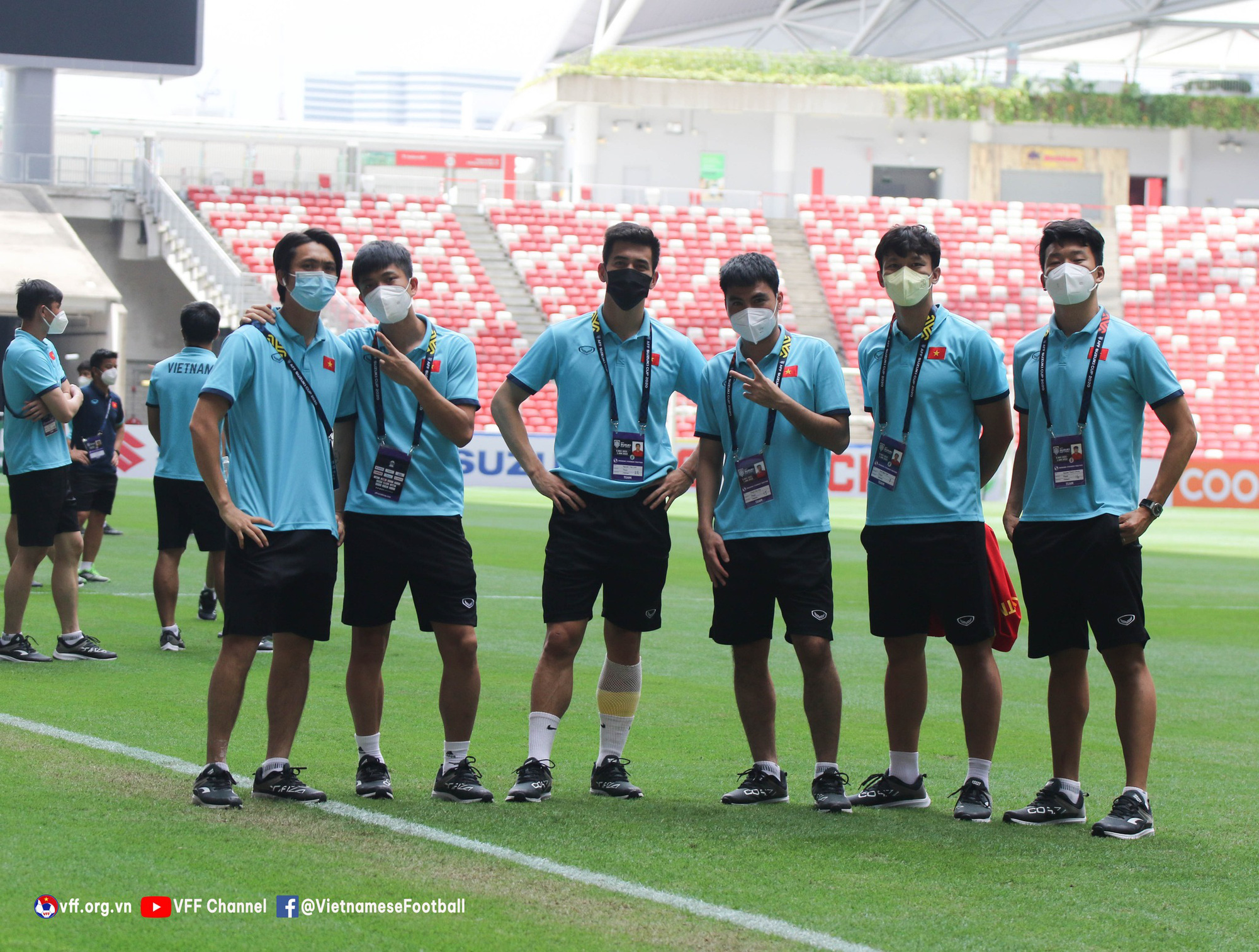 Tuyển Việt Nam đi tham quan SVĐ tổ chức trận bán kết AFF Cup 2020 với Thái Lan giữa trời nắng - Ảnh 9.