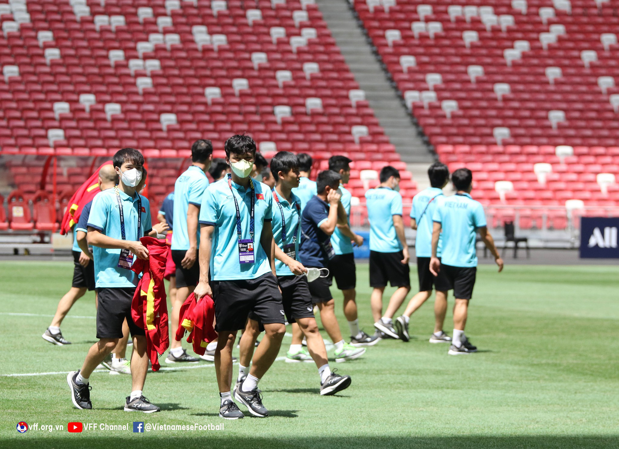 Tuyển Việt Nam đi tham quan SVĐ tổ chức trận bán kết AFF Cup 2020 với Thái Lan giữa trời nắng - Ảnh 3.