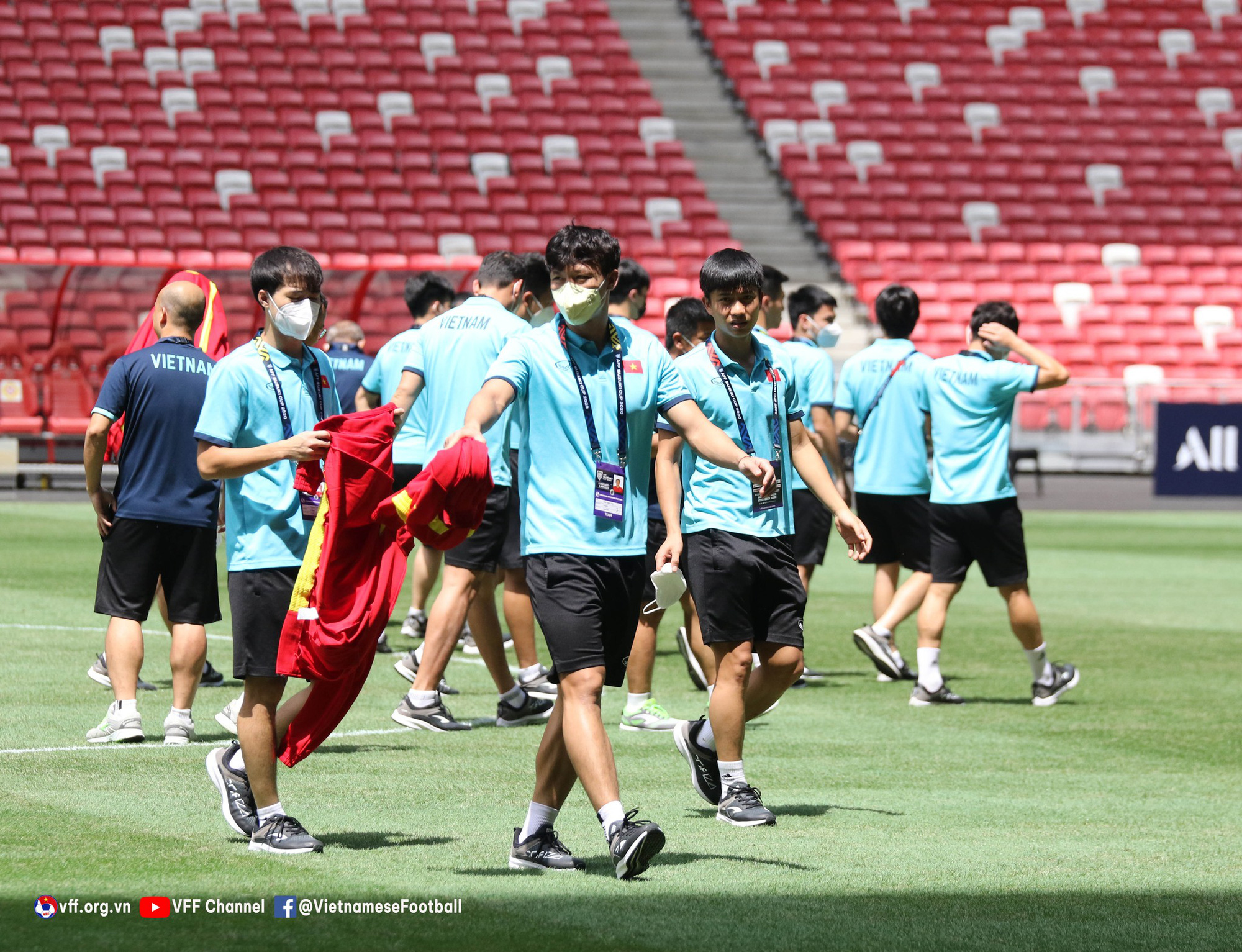 Tuyển Việt Nam đi tham quan SVĐ tổ chức trận bán kết AFF Cup 2020 với Thái Lan giữa trời nắng - Ảnh 4.