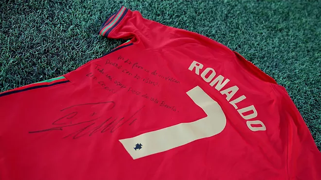 Ronaldo lại ghi điểm với chiếc áo đấu mang thông điệp ý nghĩa - Ảnh 1.