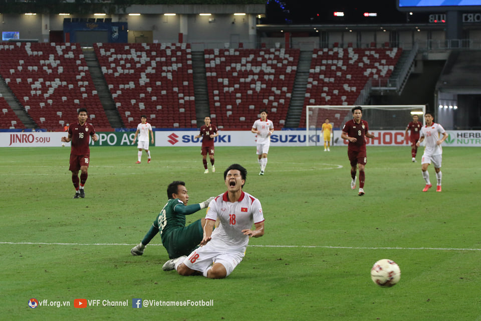 Đang cân team, Đức Chinh đau đớn rời sân giữa trận quyết đấu với Thái Lan - Ảnh 3.
