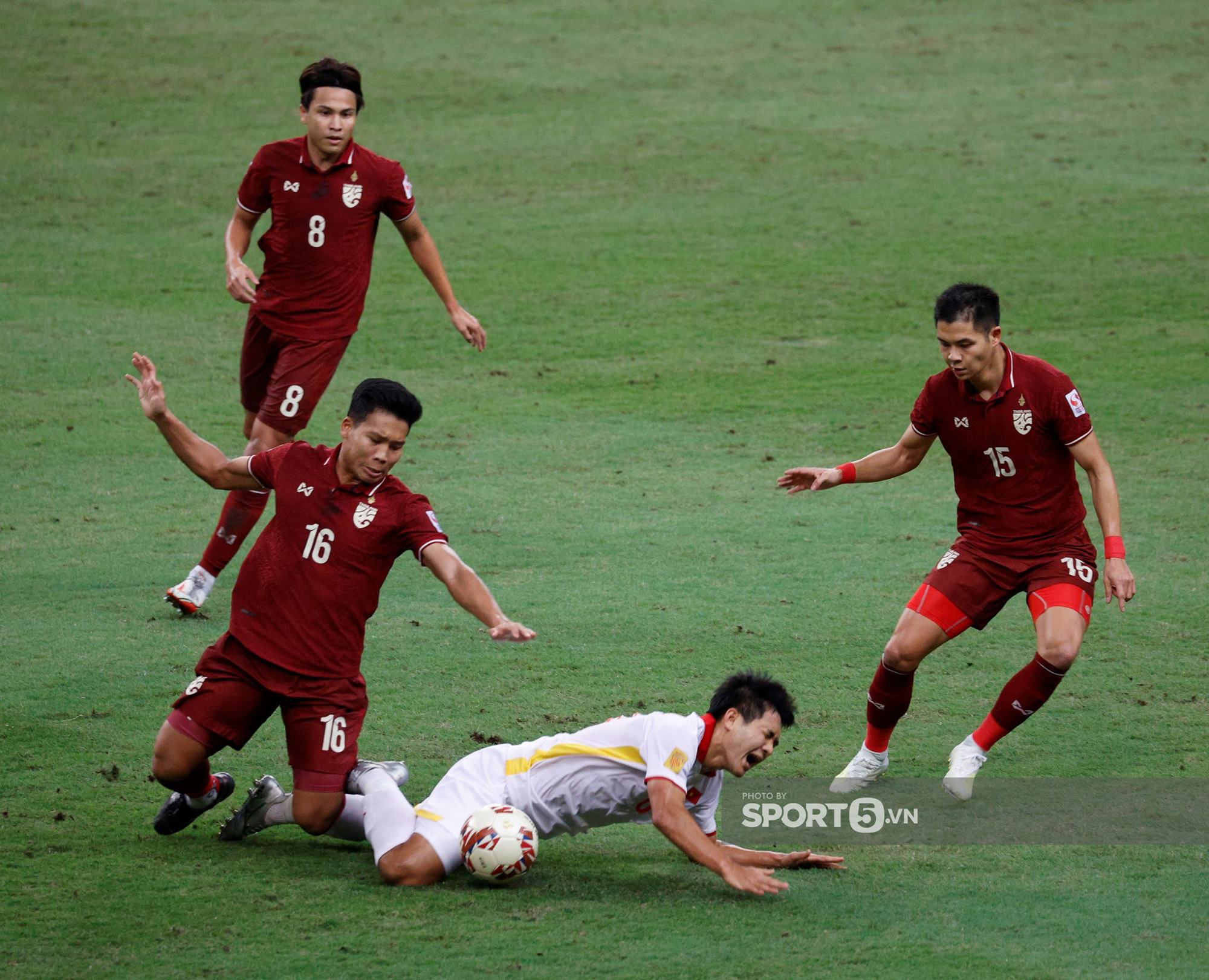 Đang cân team, Đức Chinh đau đớn rời sân giữa trận quyết đấu với Thái Lan - Ảnh 5.