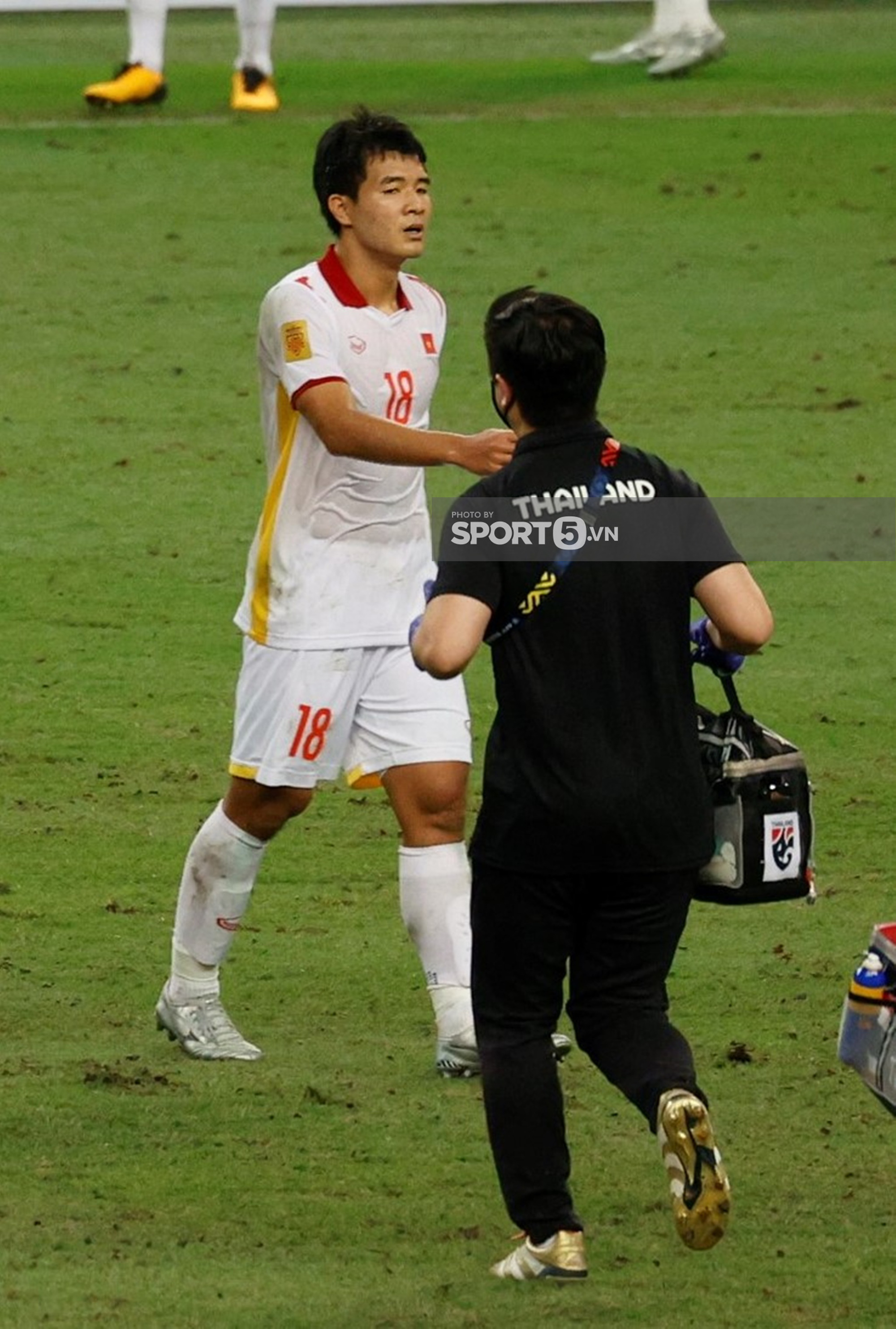Đang cân team, Đức Chinh đau đớn rời sân giữa trận quyết đấu với Thái Lan - Ảnh 9.