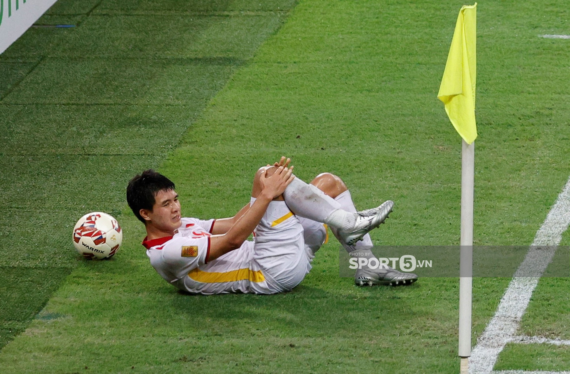Đang cân team, Đức Chinh đau đớn rời sân giữa trận quyết đấu với Thái Lan - Ảnh 2.