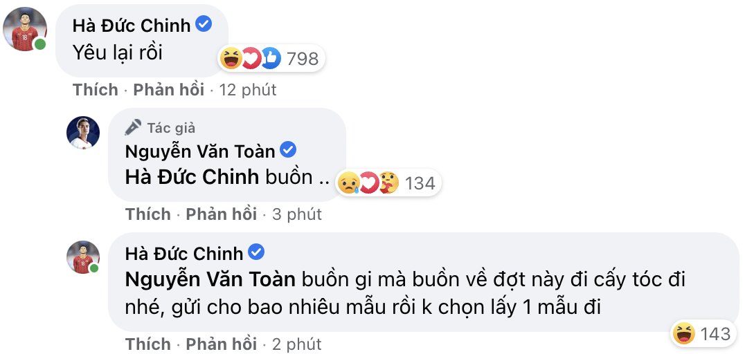 Đức Chinh khuyên Văn Toàn về cấy tóc sau khi dừng bước tại bán kết AFF Cup 2020 - Ảnh 1. Đức Chinh khuyên Văn Toàn về cấy tóc sau khi dừng bước tại bán kết AFF Cup 2020 - Ảnh 1.