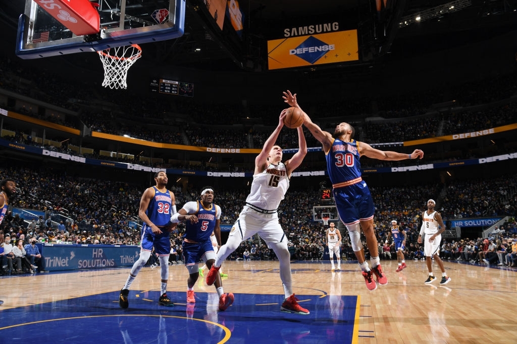 Stephen Curry vượt mốc 3.000 cú ném 3, Golden State Warriors thất bại trong trận cầu kém điểm trước Denver Nuggets - Ảnh 1.