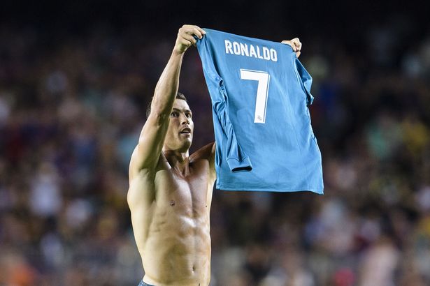 Ronaldo chạm mốc 800 bàn: Top 10 siêu phẩm đẹp nhất sự nghiệp CR7 - Ảnh 8.