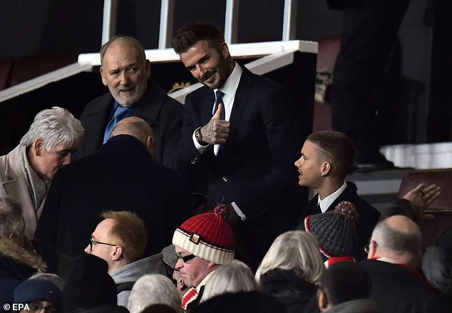 David Beckham áp đảo cậu hai Romero về nhan sắc khi tới xem MU thi đấu, fan hết hồn với vết thương như rắn cắn trên mũi - Ảnh 2.