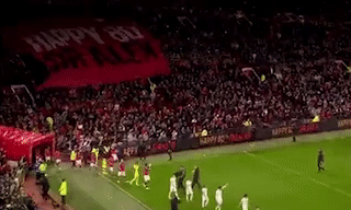 Fan MU kéo băng-rôn quanh khán đài mừng sinh nhật Sir Alex Ferguson - Ảnh 2.