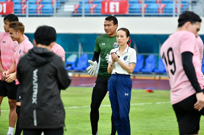 Nữ trưởng đoàn Thái Lan thuê chuyên cơ riêng cho cầu thủ về nước - Ảnh 1.