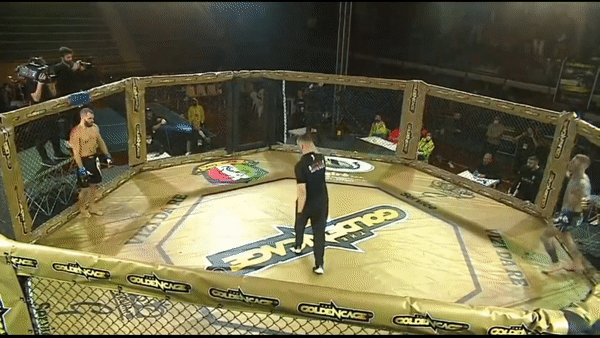 Từ chối chạm găng, võ sĩ tung đòn gối bay hạ KO đối thủ chỉ sau 7 giây - Ảnh 3.