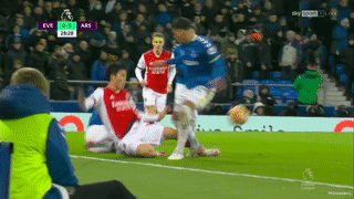Tomiyasu bị giẫm thô bạo vào mặt, quyết định của trọng tài khiến fan Arsenal phẫn nộ - Ảnh 1.