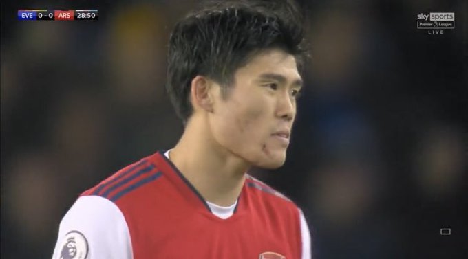 Tuyển thủ Nhật Bản bị giẫm thô bạo vào mặt, quyết định của trọng tài khiến fan Arsenal phẫn nộ - Ảnh 2.