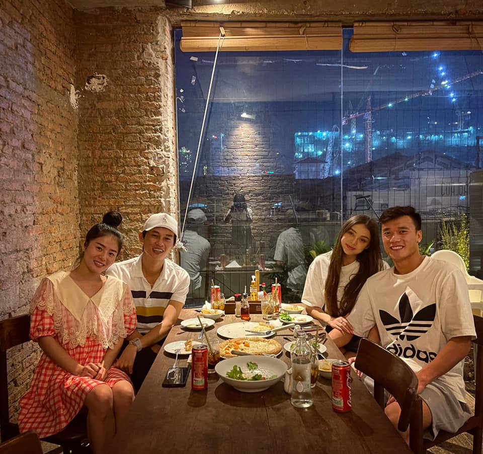 Bùi Tiến Dũng đưa bạn gái và cháu trai đi chơi trên siêu xe giá 8 tỷ - Ảnh 4. Bùi Tiến Dũng đưa bạn gái và cháu trai đi chơi trên siêu xe giá 8 tỷ - Ảnh 4.