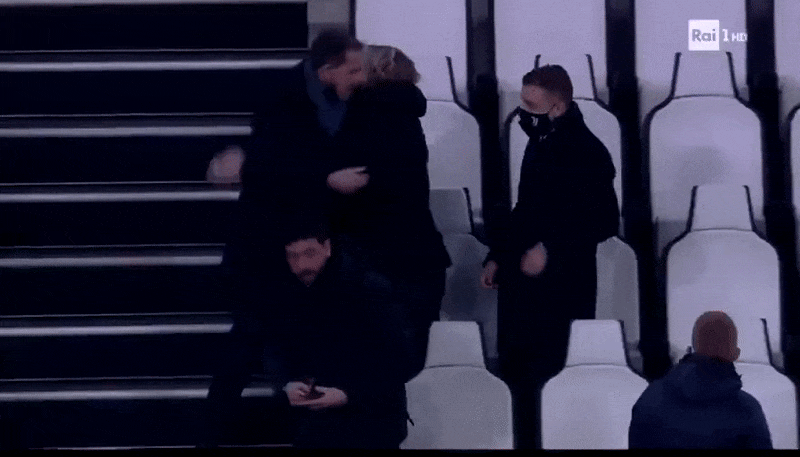 Chủ tịch Juventus chạy xuống sân chửi thề sau khi bị HLV Inter giơ ngón tay thối - Ảnh 2.