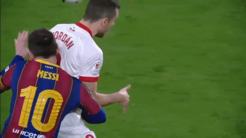 Messi lại đánh nguội sau khi bị phạm lỗi - Ảnh 1.
