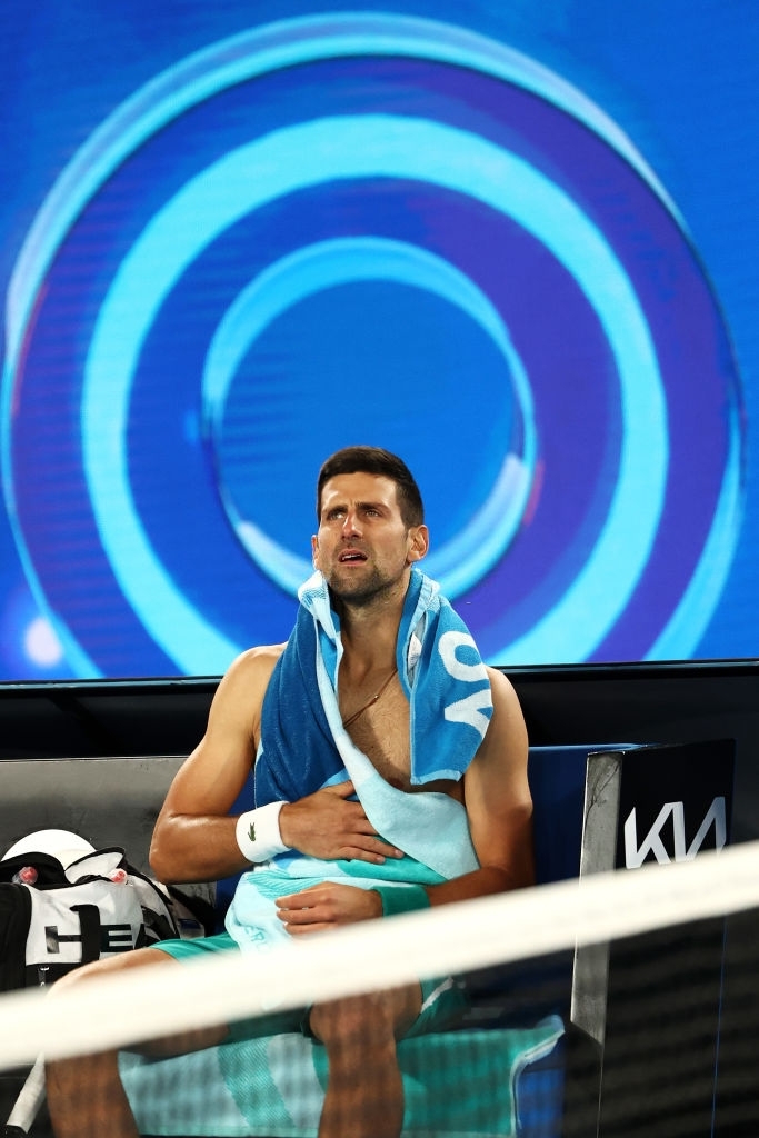 Novak Djokovic trả giá đắt sau trận thắng Raonic - Ảnh 4.