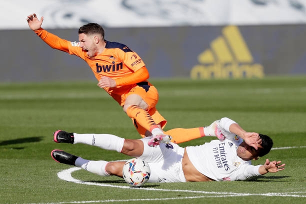 Hạ gục Valencia, Real vượt mặt đại kình địch trên bảng xếp hạng La Liga - Ảnh 4.