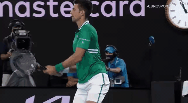 Novak Djokovic điên cuồng đập vợt trong trận thắng Zverev - Ảnh 1.