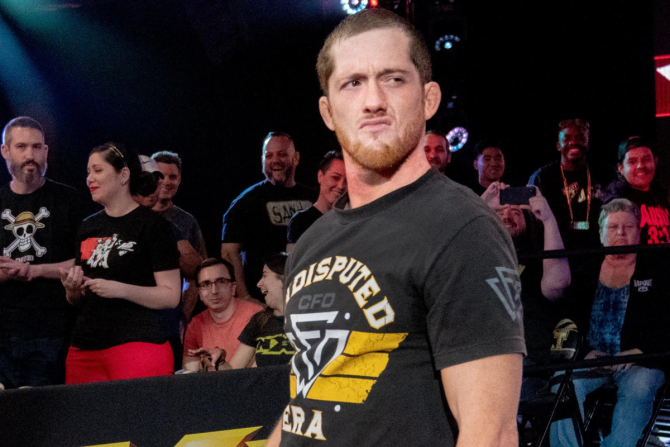 Ngôi sao WWE Kyle O'Reilly phải rời khỏi nhà thi đấu bằng cáng sau sự cố đáng tiếc tại NXT - Ảnh 3.