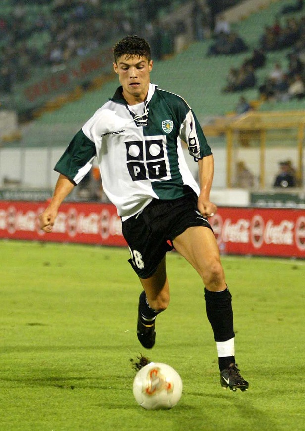 Ronaldo aged 36: The journey from a poor boy to a sports millionaire - Photo 6.