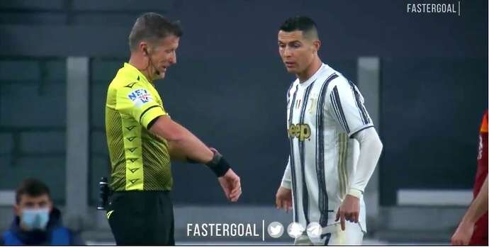 Bật cười với hình ảnh Ronaldo đòi xem đồng hồ của trọng tài khi bị từ chối bàn thắng - Ảnh 2.