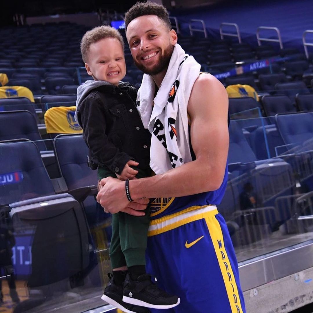 Stephen Curry ăn mừng chiến thắng bằng món quà sinh nhật bất ngờ