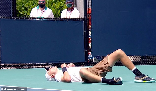 &quot;Sóng gió&quot; ở Miami Open: Tay vợt trẻ đổ gục xuống sân xin dừng cuộc chơi sớm, đàn anh đập vợt buông lời chửi thề nhân vật VIP - Ảnh 2.