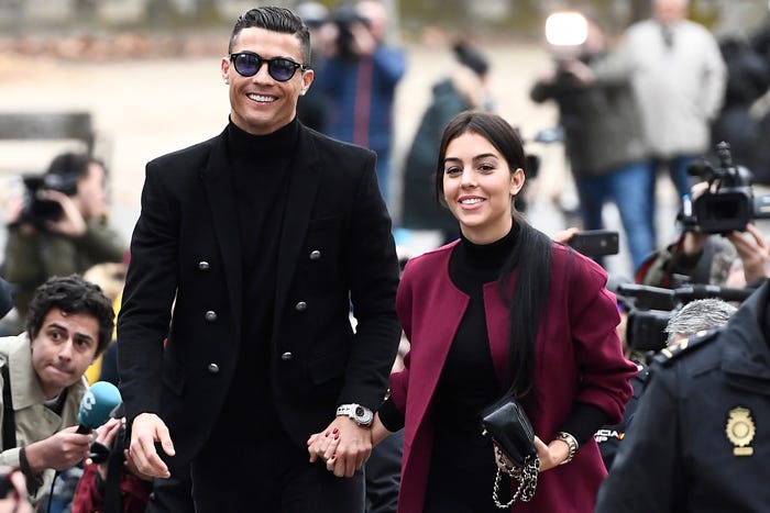 Ronaldo và bạn gái lại khiến fan thêm yêu, bí mật giúp đỡ cậu bé mắc căn bệnh ung thư hiếm gặp - Ảnh 2.