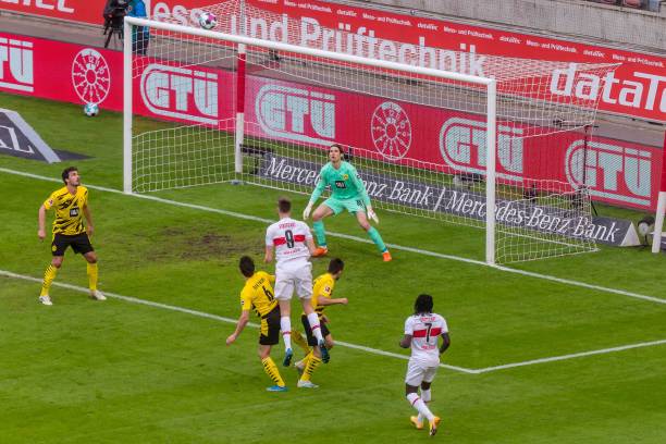 Rượt đuổi nghẹt thở, Borussia Dortmund nhọc nhằn đánh bại Stuttgart trong một cơn mưa bàn thắng - Ảnh 1.