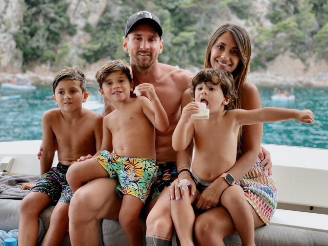 Động thái của vợ yêu Messi khiến fan Barca mừng húm - Ảnh 1.