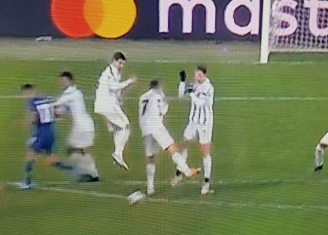 Thảm họa Ronaldo xếp hàng rào chống đá phạt: Cúi đầu che mặt, để mặc bóng bay vào lưới - Ảnh 6.