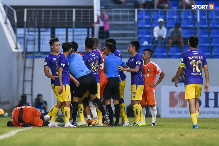 Tình huống phạm lỗi của Bùi Hoàng Việt Anh Hà Nội FC