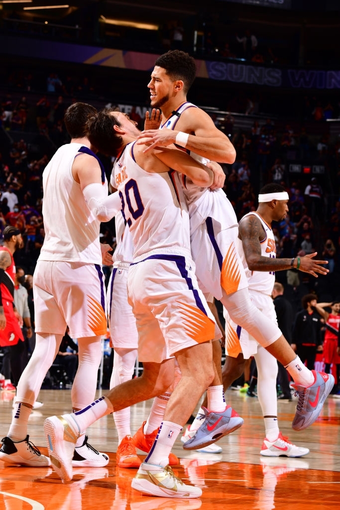 Devin Booker “may mắn” đem chiến thắng về cho Phoenix Suns, thổi lửa vào cuộc đua Playoffs - Ảnh 1.