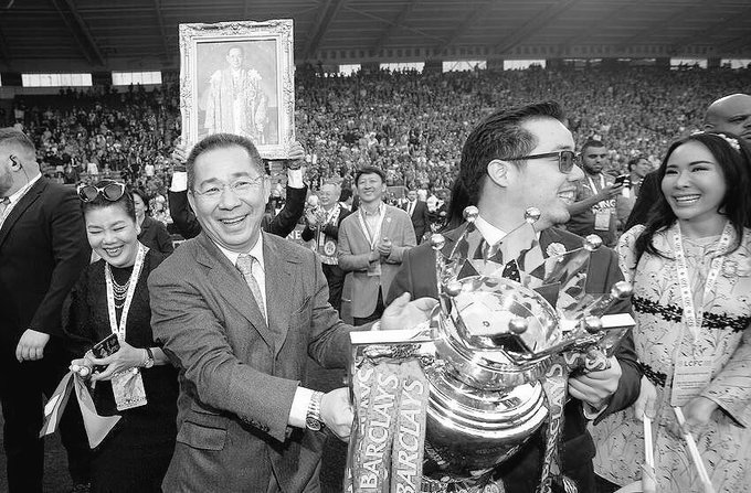 Xúc động khoảnh khắc Chủ tịch Leicester rưng rưng ôm chặt cúp vô địch, nhớ về người cha quá cố - Ảnh 2.