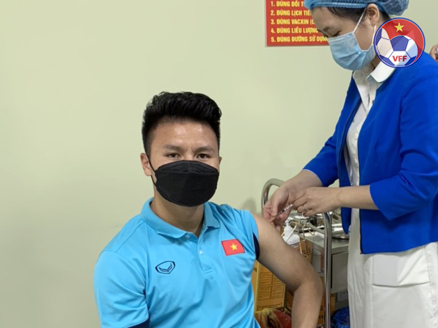 Toàn bộ cầu thủ tuyển Việt Nam hoàn thành tiêm vaccine Covid-19 vào sáng nay - Ảnh 2.