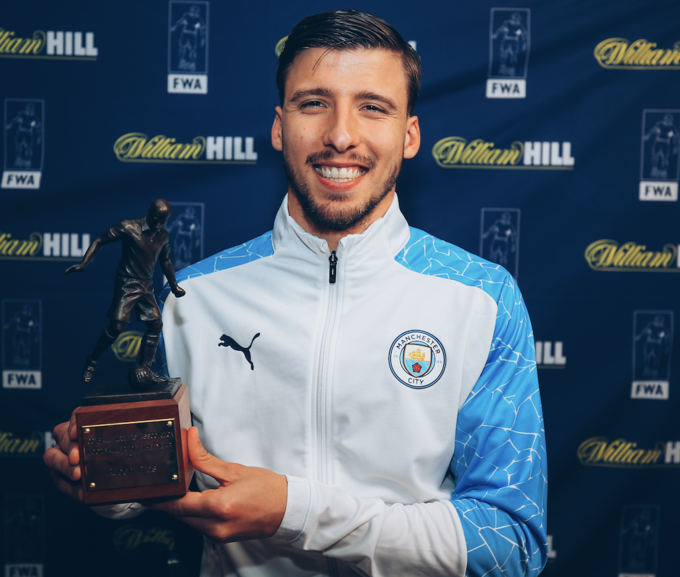 Nóng: Trung vệ Man City giành giải thưởng Cầu thủ hay nhất Ngoại hạng Anh - Ảnh 1.
